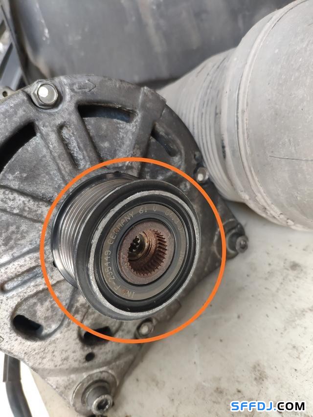 30萬公里的大眾輝騰發(fā)電機(jī)損壞，維修師傅：拆到懷疑人生