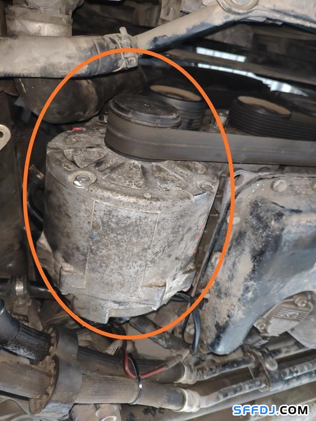 30萬公里的大眾輝騰發(fā)電機(jī)損壞，維修師傅：拆到懷疑人生