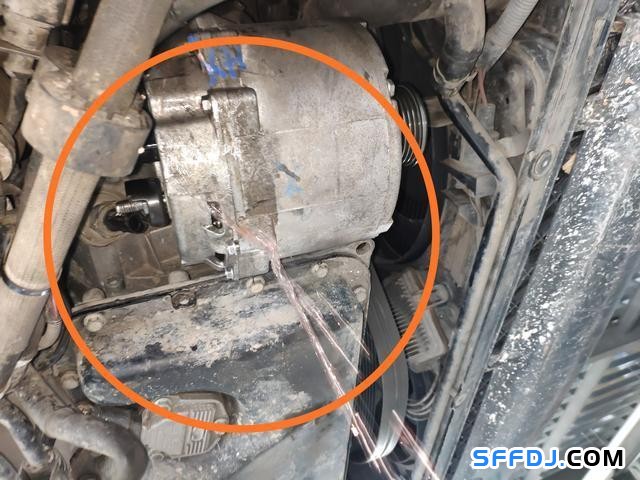 30萬公里的大眾輝騰發(fā)電機(jī)損壞，維修師傅：拆到懷疑人生