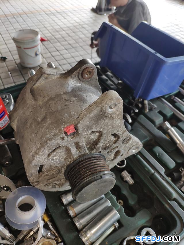 30萬公里的大眾輝騰發(fā)電機(jī)損壞，維修師傅：拆到懷疑人生