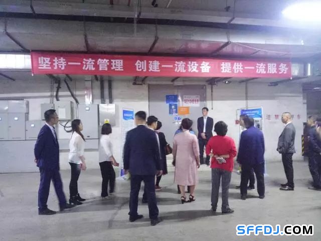 花果園物業(yè)開展"設(shè)備機房開放日"活動： 業(yè)主走進(jìn)"機房重地"
