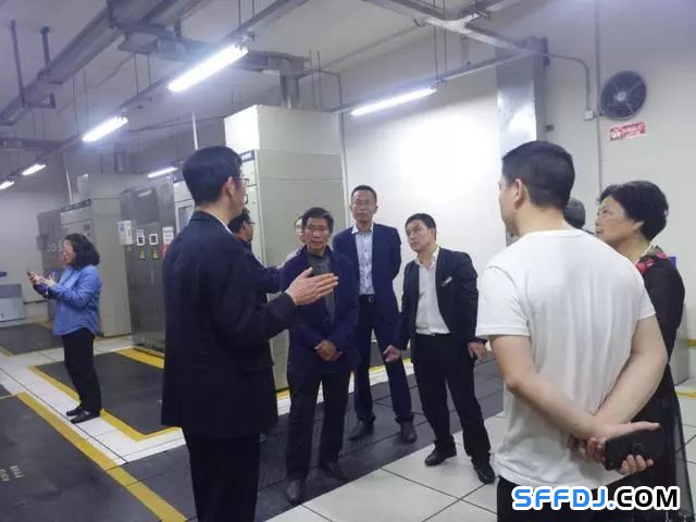 花果園物業(yè)開展"設(shè)備機房開放日"活動： 業(yè)主走進(jìn)"機房重地"