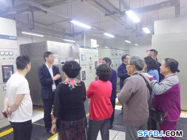 花果園物業(yè)開展"設(shè)備機房開放日"活動： 業(yè)主走進(jìn)"機房重地"